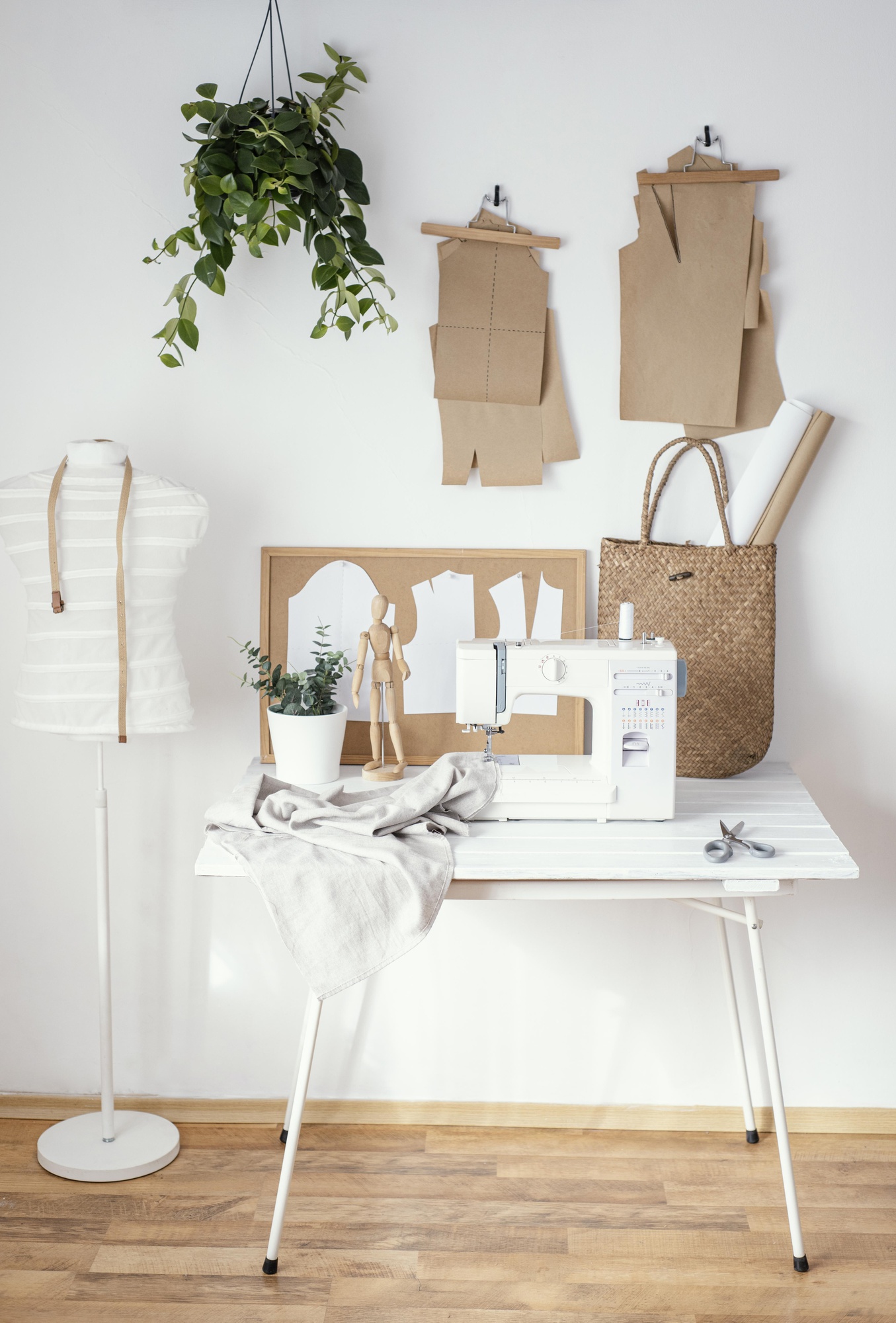 Interior atelier cu mașini de cusut și mostre